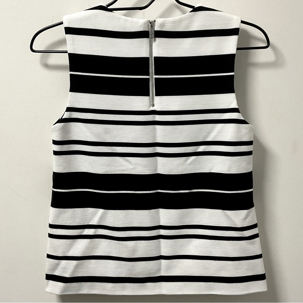 Striking Black & White Striped Ribbed Textured Sleeveless Shirt! - Picture 7 of 9